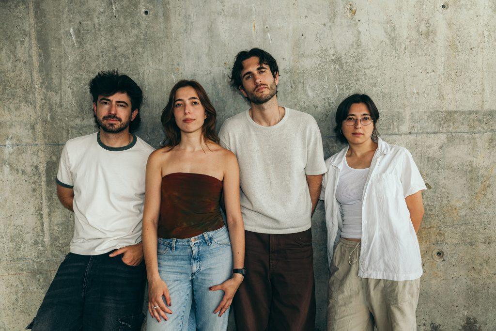 Tema en conjunto entre Vangoura y Repion: “40 De Mayo” - Chicas en Banda